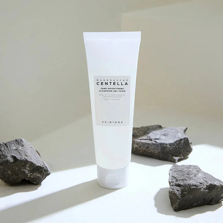 Nuaglow Sommerglød skincare routine with SKIN1004 cleansing foam, featuring gentle foaming cleanser in a sleek skincare set.