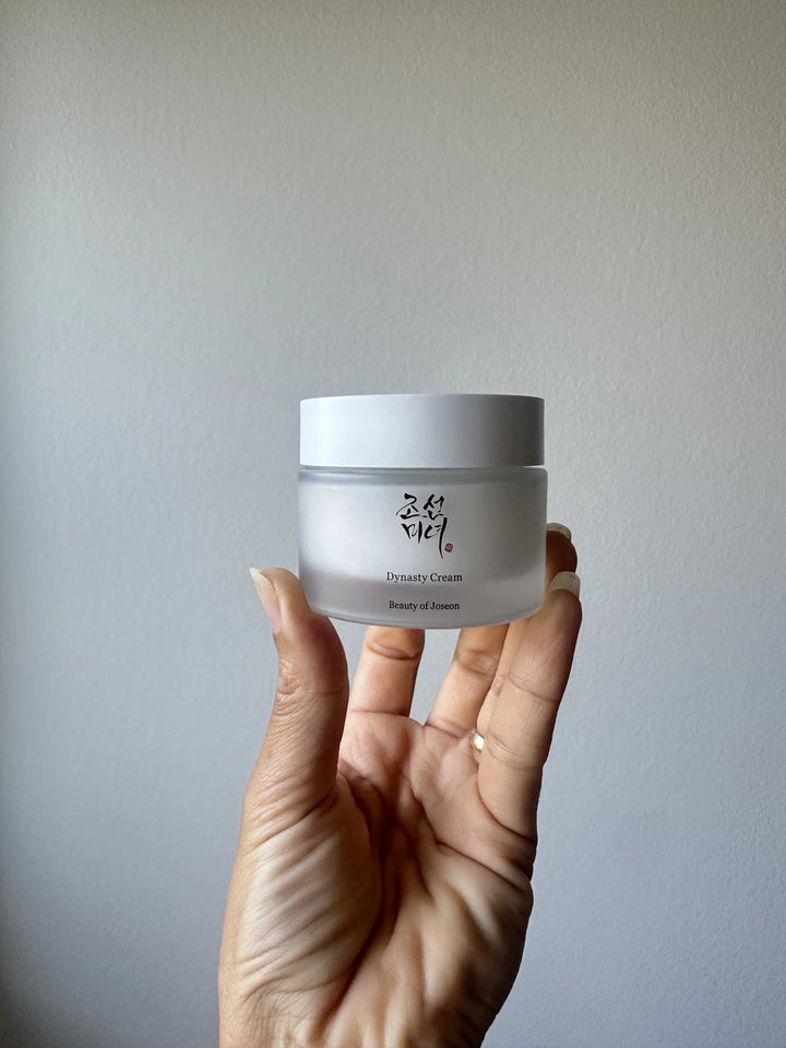Beauty Of Joseon Dynasty Cream ansigtscreme i 50 ml med elegant glasbeholder og påføringspumpe.